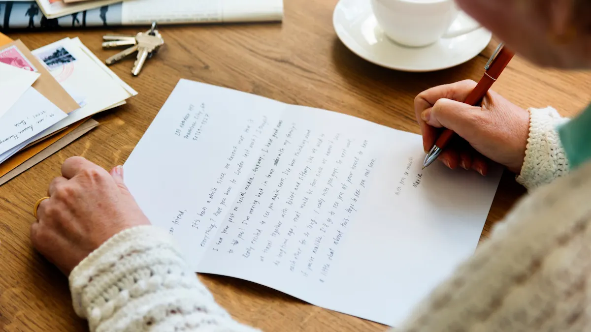 Génération courrier : pourquoi les jeunes redécouvrent les lettres manuscrites