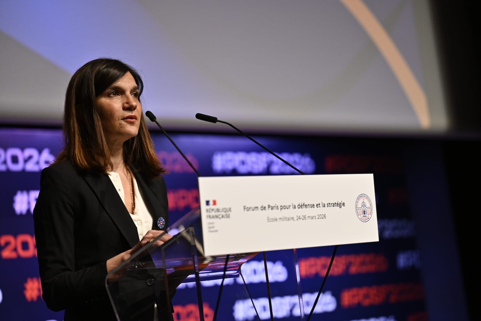 Une femme, Alice Rufo, parle sur une scène lors d'une conférence en France.
