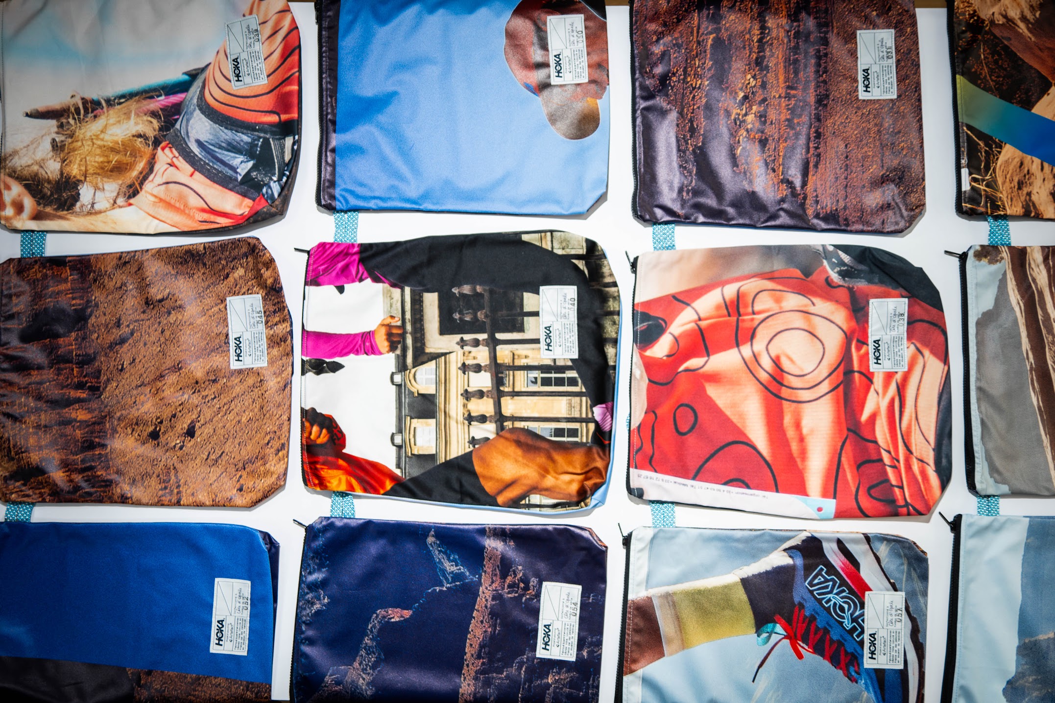 Pochettes colorées disposées en grille avec divers motifs graphiques et photographiques.