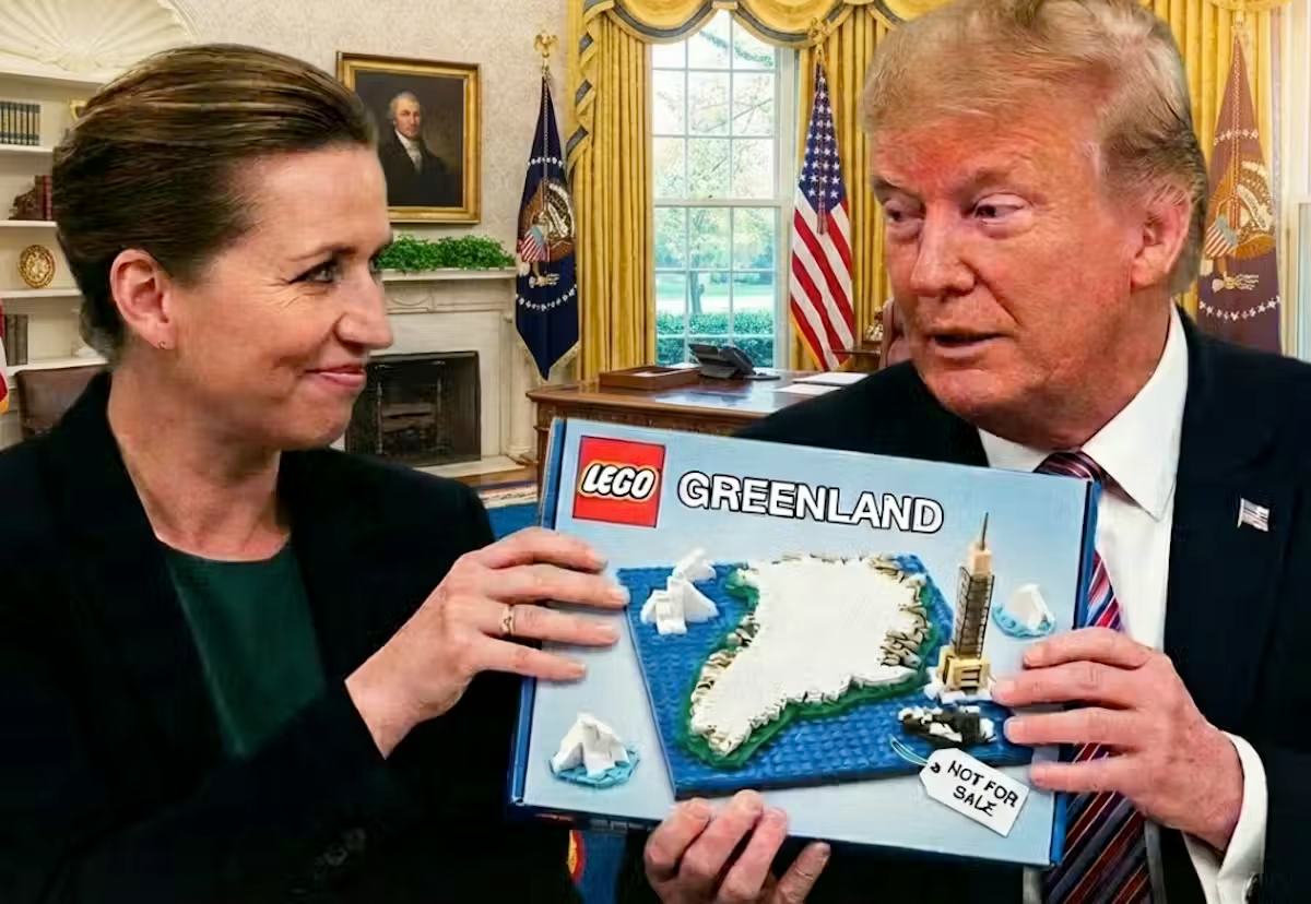 Deux personnes tiennent une boîte de Lego intitulée "Greenland" dans un bureau officiel.