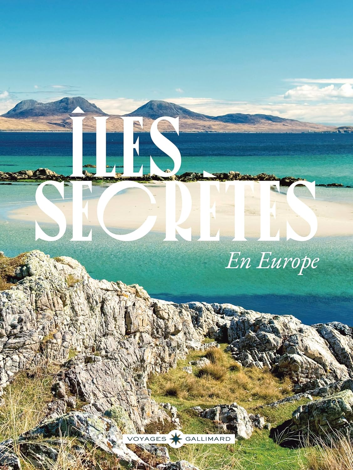 Paysage côtier avec plage et rochers, texte "Îles secrètes en Europe" en blanc.