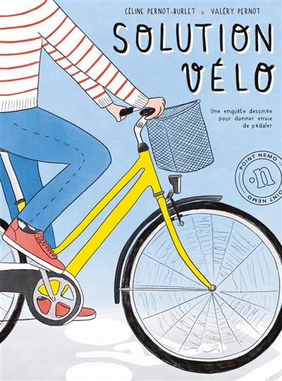 Personne en jean bleu sur vélo jaune avec panier, ciel bleu en arrière-plan.
