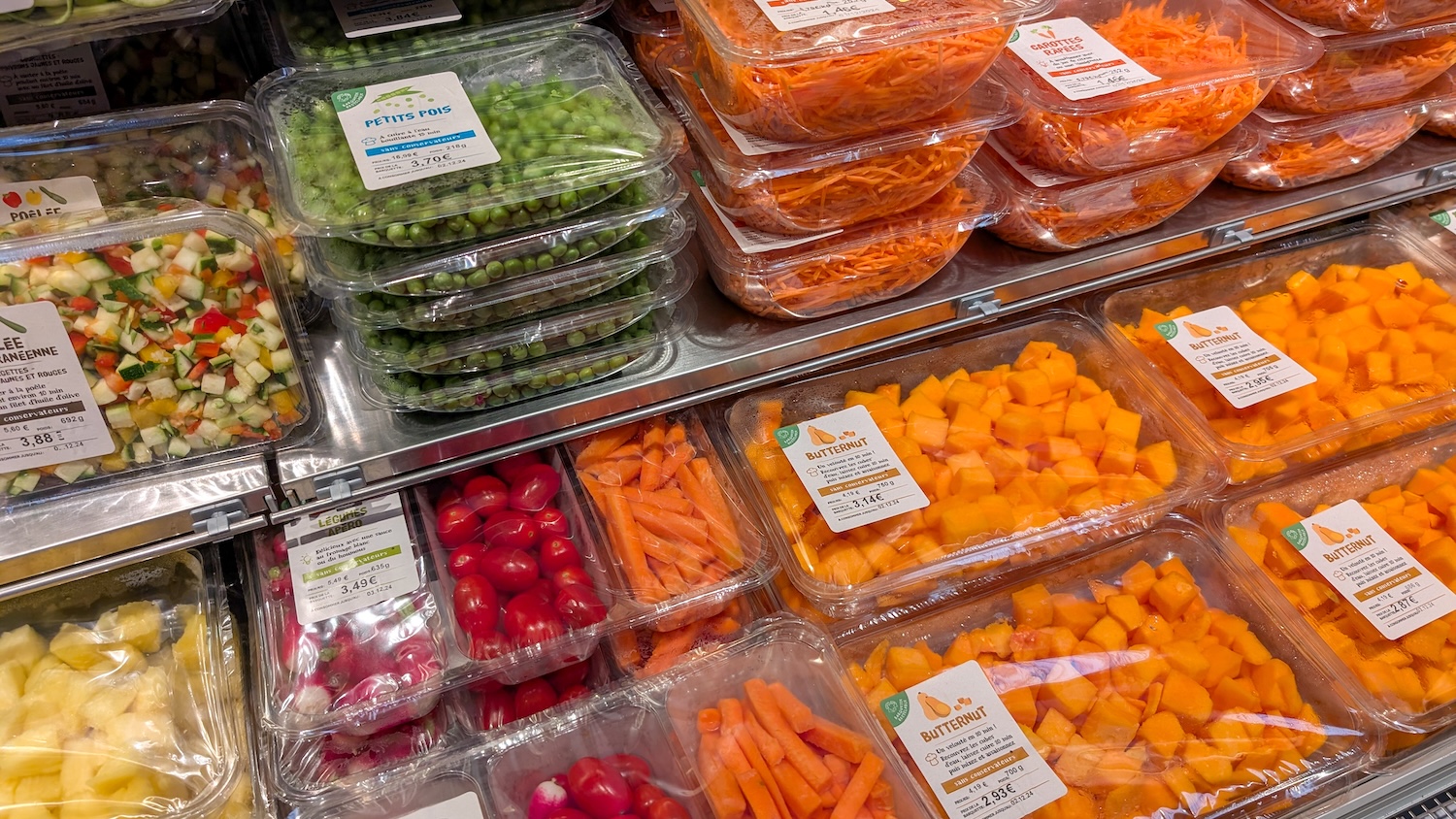 Supermarchés : beaucoup de promesses… et toujours trop de plastique