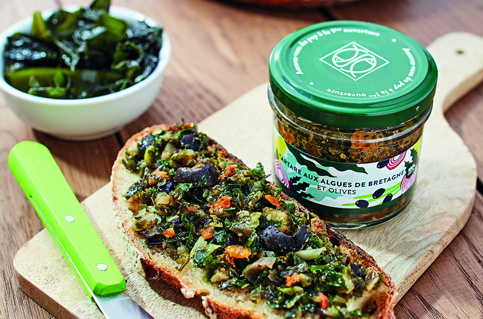 Tartine aux algues de Bretagne sur planche avec couteau et pot de tartinade