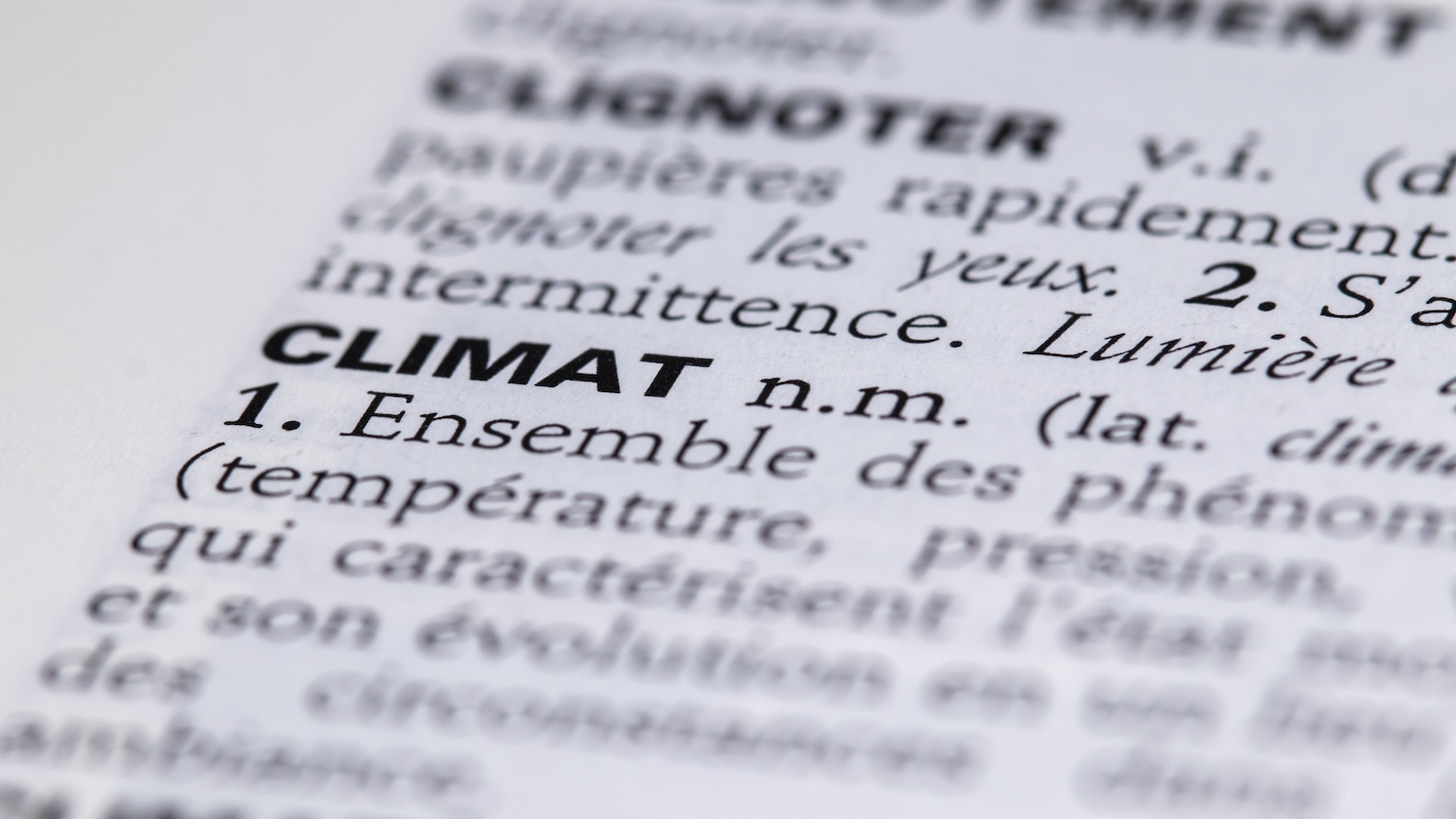 Définition du mot "climat" dans un dictionnaire, avec texte en noir sur fond blanc.