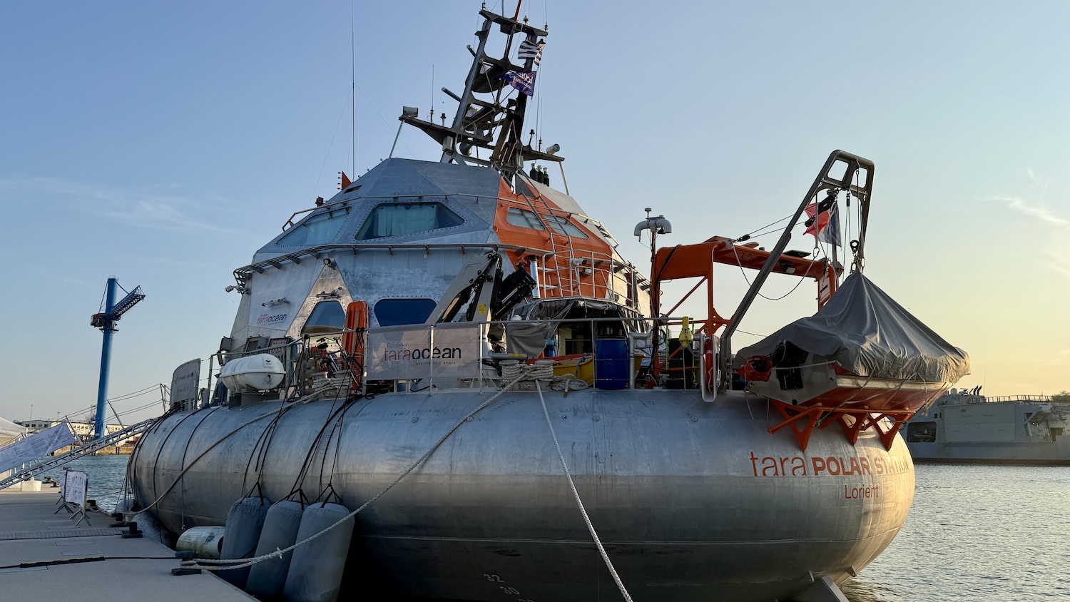 Bateau Tara Polar Station amarré au port avec équipements technologiques et structures métalliques apparentes.