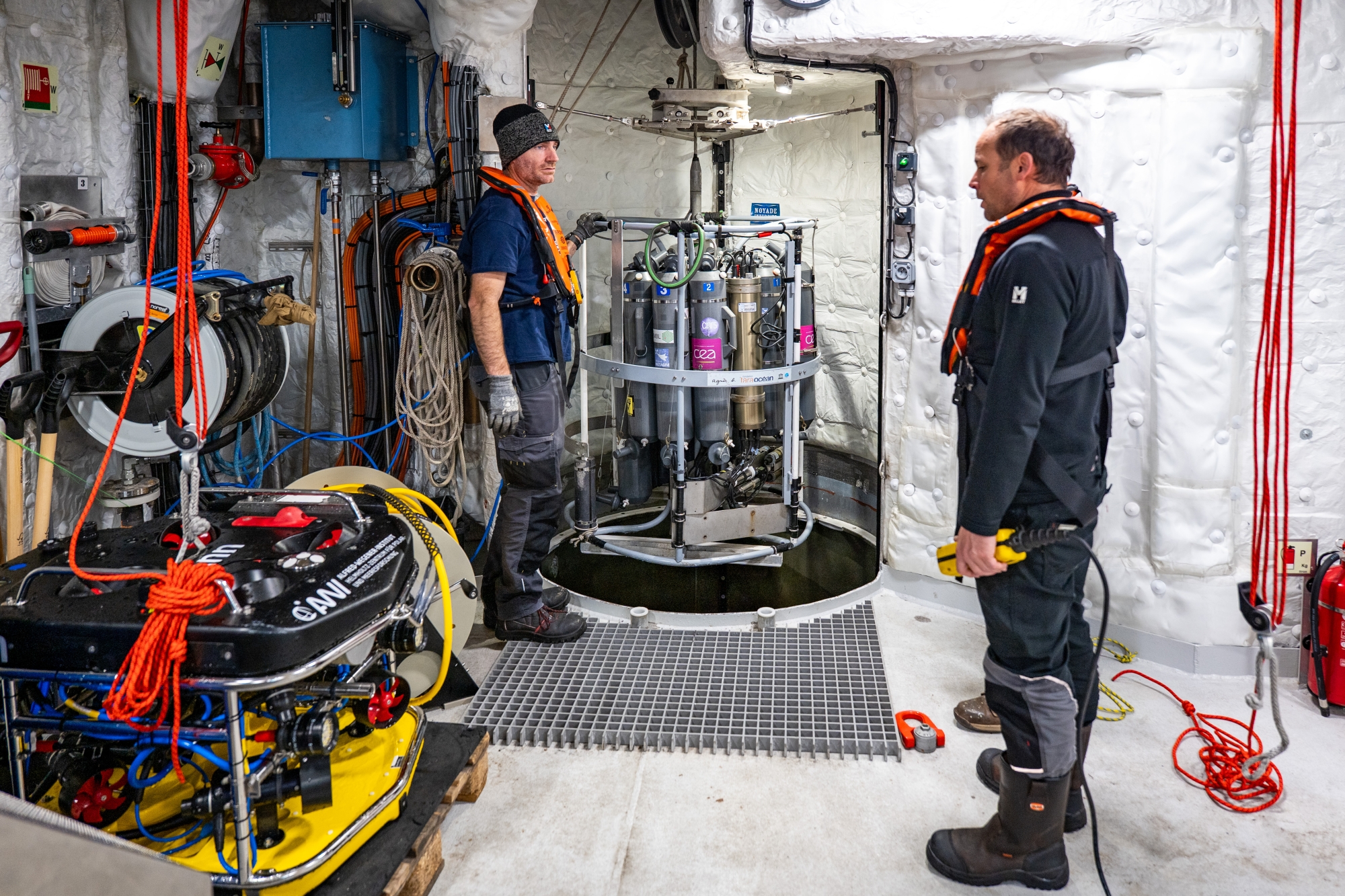 Deux personnes travaillent sur un projet scientifique dans une station polaire.