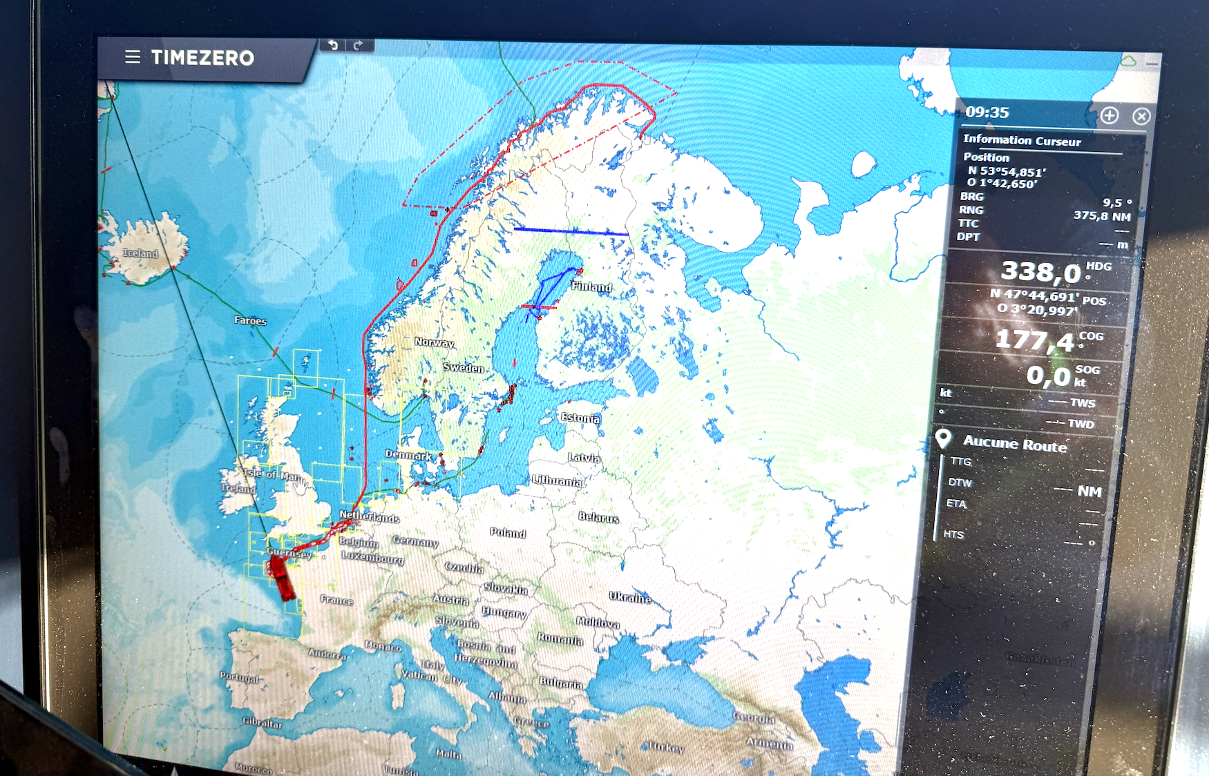 Carte maritime numérique montrant une route de navigation en Europe avec des détails de vitesse et cap.