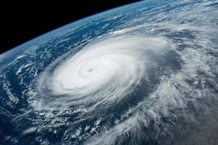 Vue satellite d'un ouragan sur l'océan, formant une spirale nuageuse distincte et impressionnante.