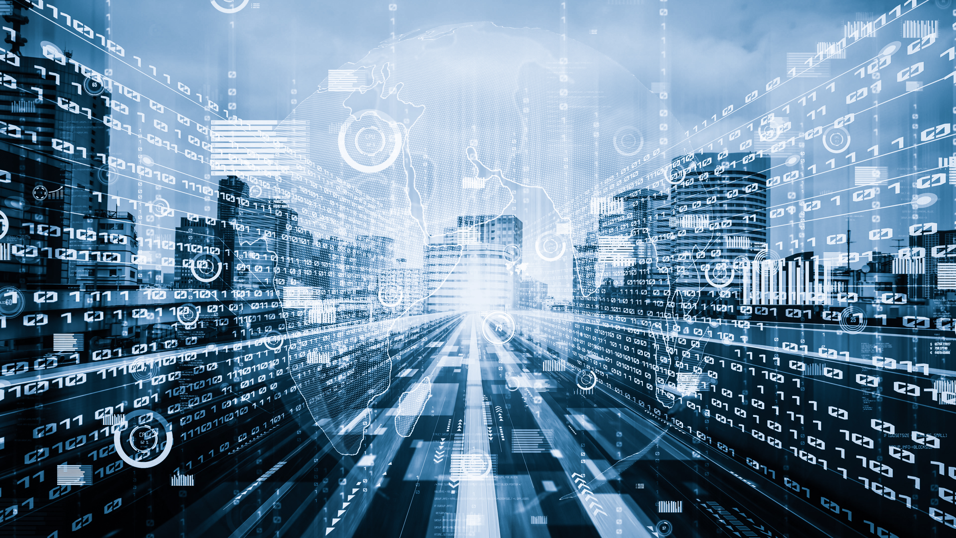 Ville numérique futuriste avec données et codes surimposés, créant un effet technologique immersif.