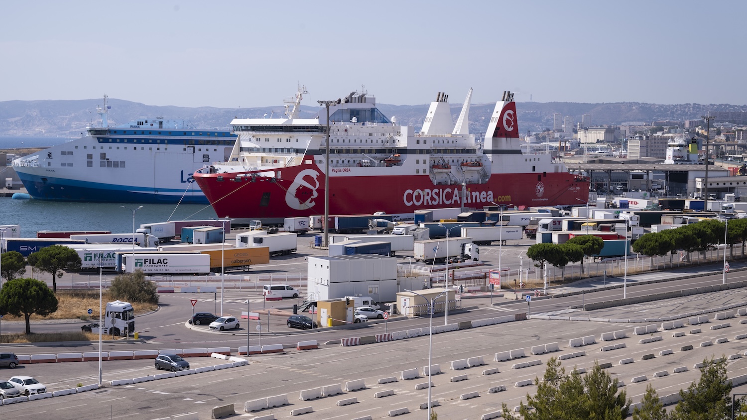 Ferries dans le port de Marseille avec vue sur les quais. Journée ensoleillée d'été.