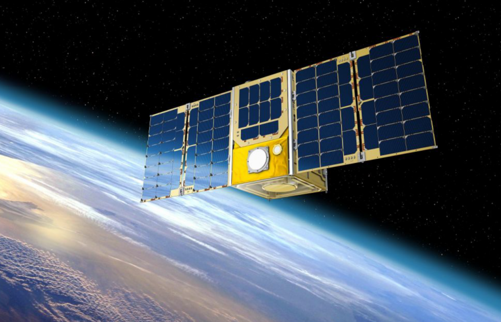 Satellite en orbite autour de la Terre avec panneaux solaires déployés, ciel nuageux en arrière-plan.