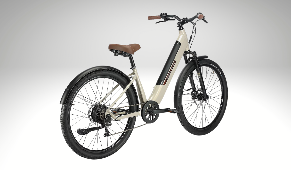 Vélo électrique moderne avec cadre bas, selle marron et pneus larges, sur fond gris.