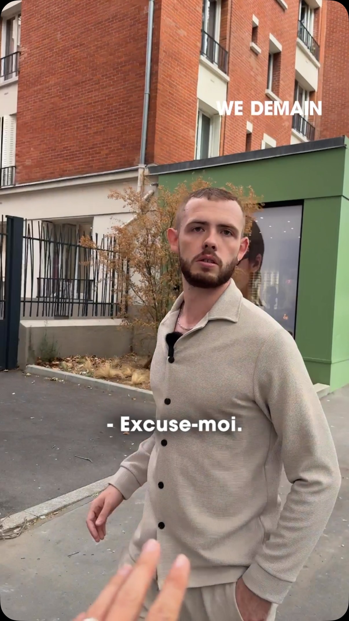 BAPTISTE A 25 ANS. NICOLE EN A 85. ET ILS SONT COLOCATAIRES DEPUIS 5 ANS.

Surprenant au premier abord ? Peut-être. Et pourtant, cette forme de cohabitation se révèle être l’une des plus prometteuses pour les années à venir.
En réalité, rien de nouveau sous le soleil : vivre avec ses aînés est quelque chose que nous avons cessé de faire depuis seulement une ou deux générations. Et il semblerait bien que ce modèle revienne aujourd’hui à la mode.
Le principe ? Tout le monde y gagne. Pour les uns, de la compagnie, une forme de sécurité et une ouverture sur le monde d’aujourd’hui. Pour les autres, une deuxième famille, un loyer modeste et un vrai refuge. Portée par des associations comme SOS Séniors (anciennement Paris Solidaire) et des bailleurs sociaux comme la RIVP (régie immobilière de la Ville de Paris), la colocation intergénérationnelle a de beaux jours devant elle.
Et si ce retour vers le passé était en fait un retour vers le futur ? Une solution concrète contre l’isolement, la précarité économique et énergétique, ou encore le mal-logement.

🏠 Tu tenterais l’expérience, toi ? Dis-le en commentaire 👇
#Solidarite #habitat #wedemain