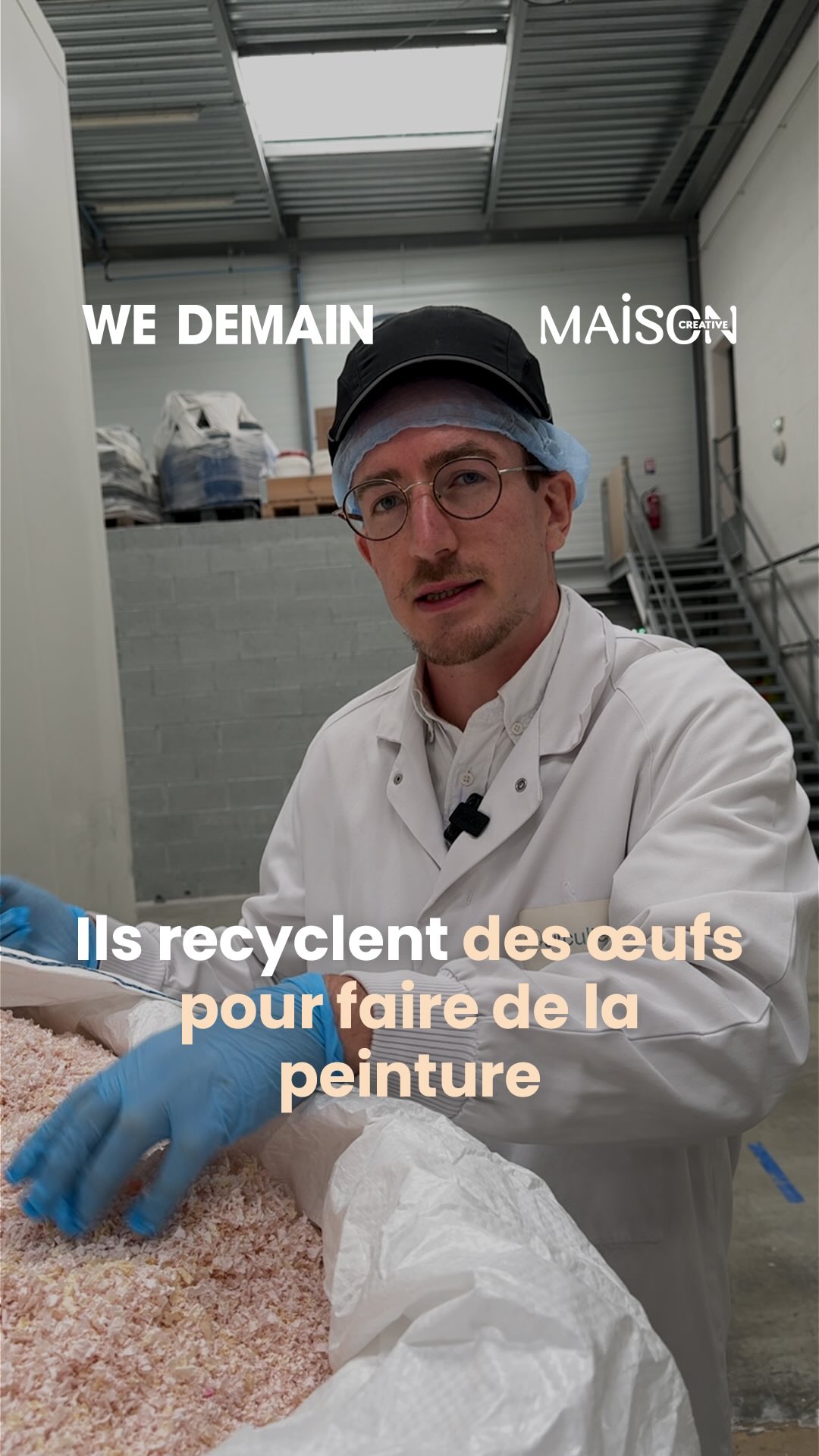 Et si la coquille d’œuf que tu jettes valait de l’or pour l’industrie ? 🥚

C’est tout le pari de Circul’Egg, une entreprise de l’économie circulaire qui valorise les coproduits industriels, ces fameux « déchets » que l’on croit bons à jeter. Sa spécialité : la coquille et la membrane d’œuf, transformées en ingrédients à haute valeur ajoutée pour d’autres industries comme la peinture.

Et le potentiel est énorme. La coquille d’œuf est composée à près de 95 % de carbonate de calcium, une substance très recherchée, habituellement extraite par des procédés miniers. En la récupérant plutôt qu’en l’extrayant du sous-sol, Circul’Egg propose une alternative bien plus durable pour nos chantiers de rénovation.

Rien ne se perd, tout se transforme : la preuve, une fois de plus, que nos déchets d’aujourd’hui peuvent devenir les ressources de demain.

#ZeroDechet #Innovation