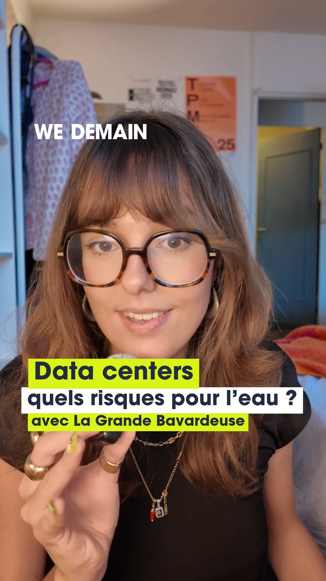 Aux États-Unis, des data centers rendraient l’eau du robinet marron. Et bientôt la nôtre ? 🚰

En mai 2026, la représentante Alexandria Ocasio-Cortez brandissait au Congrès une bouteille d’eau trouble, issue de puits situés près d’un campus Meta en Géorgie. Depuis les travaux du site, plusieurs habitants affirment que leur eau, autrefois claire, est devenue brune. En septembre, quatre familles ont lancé une procédure contre Meta.

En cause selon eux : non pas les serveurs, mais les chantiers de déboisement, d’excavation et de dynamitage, qui auraient perturbé l’aquifère en y faisant entrer limon, argile et sédiments. Une hypothèse jugée plausible par l’agence environnementale américaine, même si le lien reste difficile à prouver. Meta, de son côté, assure utiliser l’eau du réseau public et conteste tout impact.

Bonne nouvelle : l’eau marron n’est pas une fatalité. Il faut une conjonction précise de facteurs, et en France, la « loi sur l’eau » encadre les travaux et prélèvements qui touchent aux nappes.
Le vrai enjeu chez nous est ailleurs : la quantité d’eau disponible. En 2024, les data centers suivis par le régulateur ont prélevé environ 575 000 m³, presque uniquement de l’eau potable. Faible à l’échelle nationale, mais source de conflits d’usage là où ils se concentrent.

💧 Un data center près de chez toi, ça t’inquiète ? Dis-le en commentaire 👇